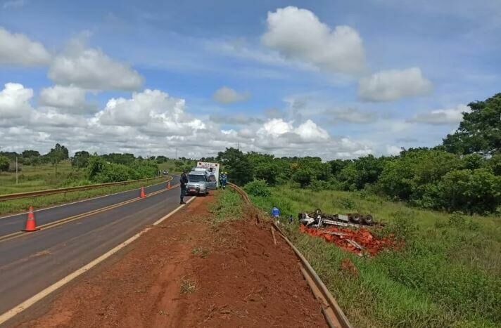 Imagem de compartilhamento para o artigo Motorista capota caminhão e morre após cair em barranco em Cassilândia da MS Todo dia
